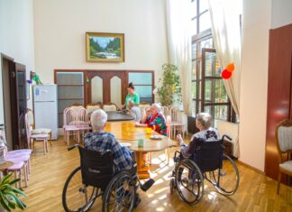 Чому віддають у будинок для людей похилого віку.
